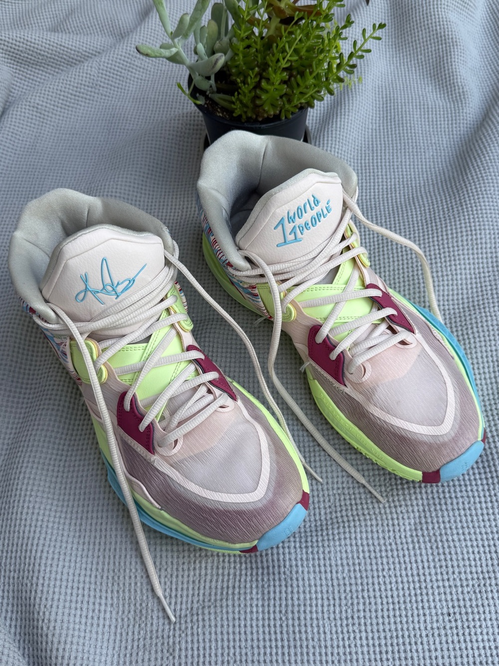 Nike Kyrie basketball shoes  1 world people size US 11 / EU 45 great condition